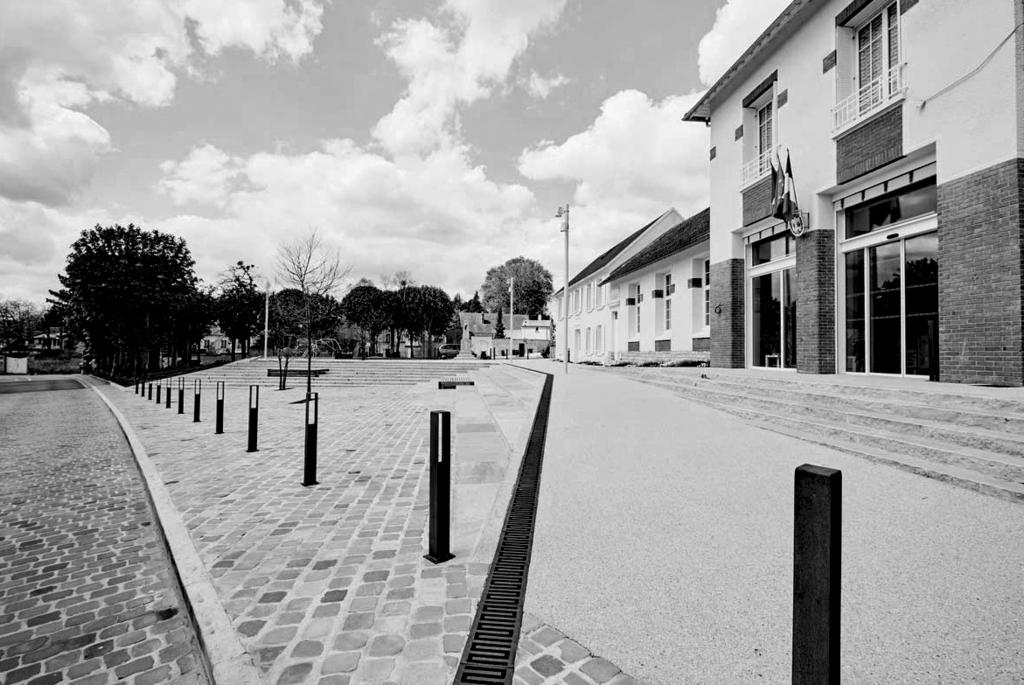 KNIHOVNA odhad ceny: cena soutěže: 2 250 m2 před rekonstrukcí 5 600 000 Kč architektonická soutěž nutno řešit spolu s Čechovým domem nutno řešit spolu s Čechovým domem Prostranství před městskou