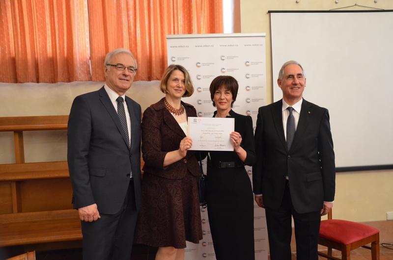 [10] Ministr kultury Ilja Šmíd,?editelka Mapové sbírky PhDr. Mgr. Eva Novotná a zástupci maltských partner? Bernadine Scicluna a Joseph Schiro s certifikátem o zápisu Camociových map do rejst?íku Pam?