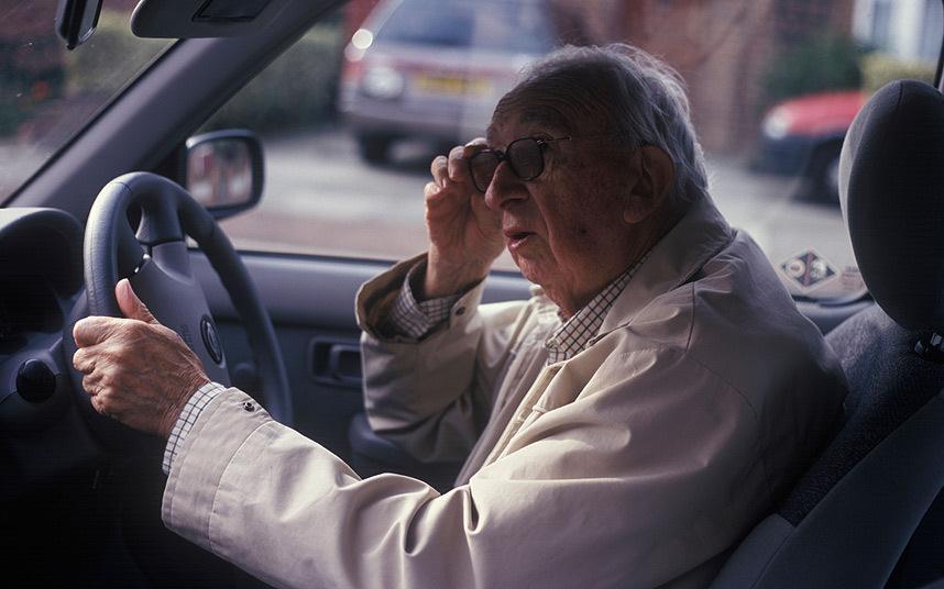 Závěr 1. Starší řidiči jsou nebezpečím zejména sami sobě, nikoliv okolí. Jsou nejbezpečnější řidičkou skupinou v populaci. 2.