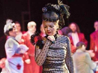 Bílo-červená La traviata se v Olomouci líbí Hned na počátku se musím přiznat, že jsem se na novou operní inscenaci v Moravském divadle Olomouc moc těšila.