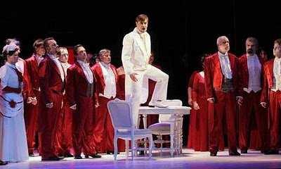 La traviata se na olomouckou scénu vrací po sedmnáctileté odmlce. Vrací se v nastudování hostujícího režiséra Martina Otavy, pod taktovkou šéfa opery Miloslava Oswalda.