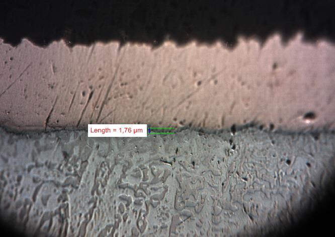 Na výbrusu je vidět IMC vrstva mezi povrchem a pájkou. Můžeme zde pozorovat nepatrný nárůst velikosti vrstvy s velikostí přetavovací teploty.