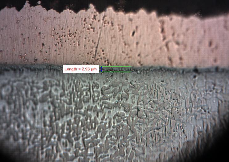 Vizuálně je tato vrstva o poznání širší řádově o 0,5 1 µm než u kombinace s Cu povrchovou úpravou.