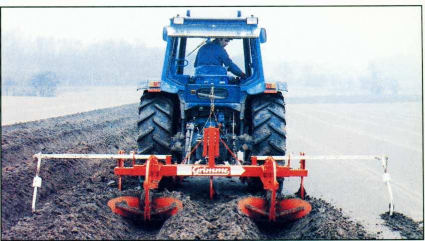 9. Sázení 9.1 Příprava půdy u brambor Příprava pro brambory začíná již po sklizni předplodiny, kdy se provádí podmítka do hloubky až 12 cm z důvodů uchování půdní vláhy a ničení plevelů.