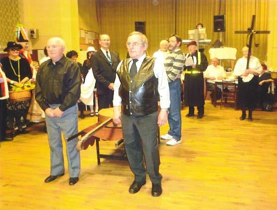 Kromě výše uvedeného počtu masek se ho zúčastnilo ještě několik plaček, bílá a černá družička a civilní pozůstalí.