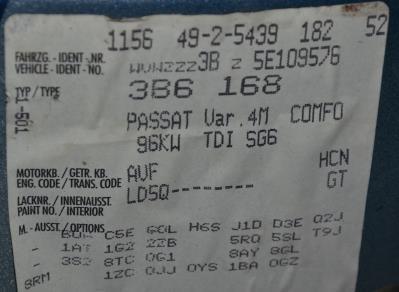 Obr. 1 Skrytý papírový identifikační štítek (VW) 3.1.2 Typová identifikace vozidla Typová identifikace vozidla sdružuje individuální provozovaná vozidla do skupin se stejnými technickými vlastnostmi.