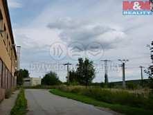 16 Prodej provozních ploch o celkové ploše 14615 m2 v obci Rosice, ležících 16 km západně od Brna. Jedná se o dvě parcely (14397 m2 a 218 m2), které jsou nyní vedeny jako trvalý travní porost.
