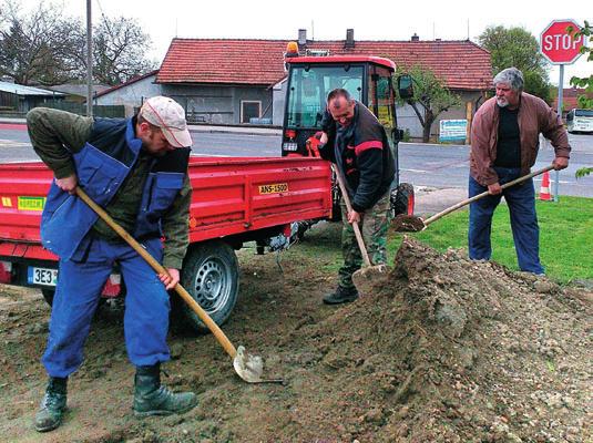 NOHEJBALOVÉ HŘIŠTĚ O dost více pochvaly než negace zaznívá průběžně směrem k nohejbalovému hřišti, či spíše ke společen ských aktivitám na něm.