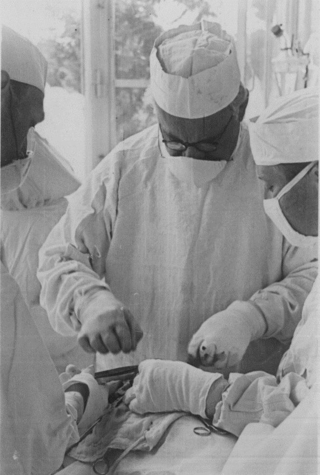 HISTORIE 1937 zřízení ORL oddělení a samostatného infekčního pavilonu 1938 zřízení dětského oddělení 1941 zřízení gynekologicko-porodnického oddělení 1947 zřízení samostatné ortopedie 1951 zřízení