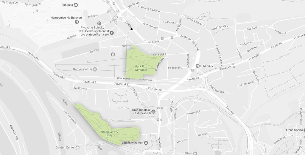 V parku je nově zřízené dětské hřiště se skluzavkami, pískovištěm a dalšími dětskými zařízeními.