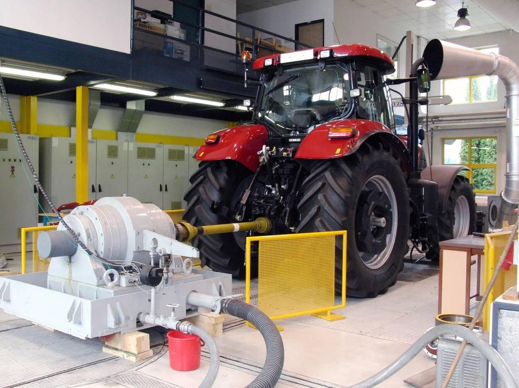 Obr. 27 Traktor CASE IH Puma 230 CVX EP při měření otáčkových charakteristik v laboratořích Ústavu techniky a automobilové dopravy na MENDELU Brno [21] 5.