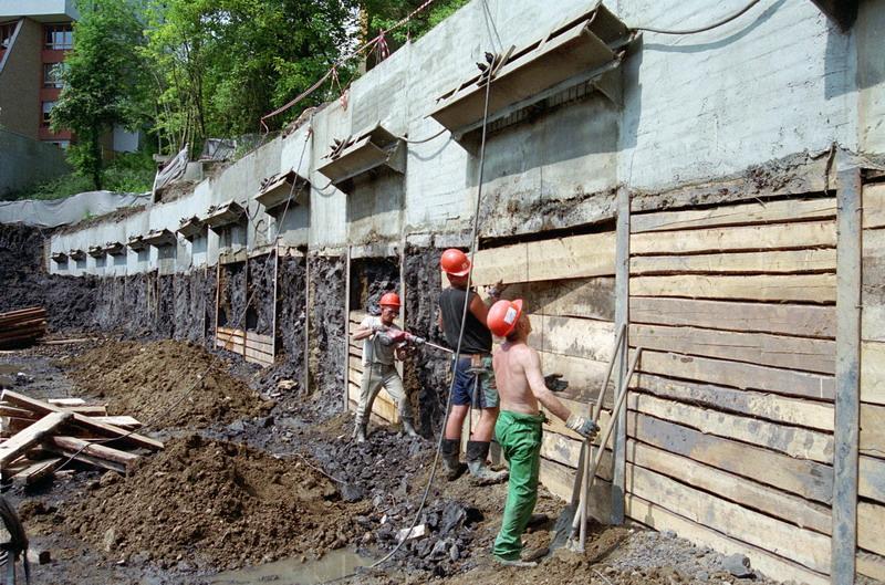 pažící stěny. Klínování se nepoužívá v případě pažení, které slouží jako ztracené bednění. [14] Obr. 4-5: Osazování pažin za současného snižování výkopu [14] 4.2.3.