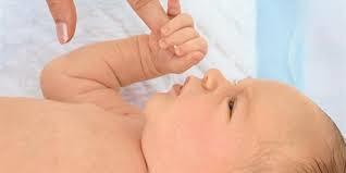 měsíce výbavný do 1 měsíce Palmární / úchopový reflex - vyvoláme, když novorozenci vsuneme prst do otevřené dlaně.