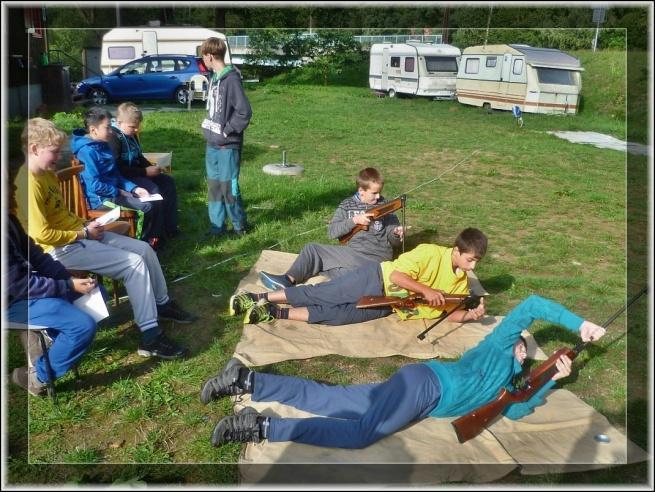 Po obědě jsme trénovali populární hry frisbee a brenbal. Také jsme lovili v potoce bezobratlé živočichy a poznávali je.
