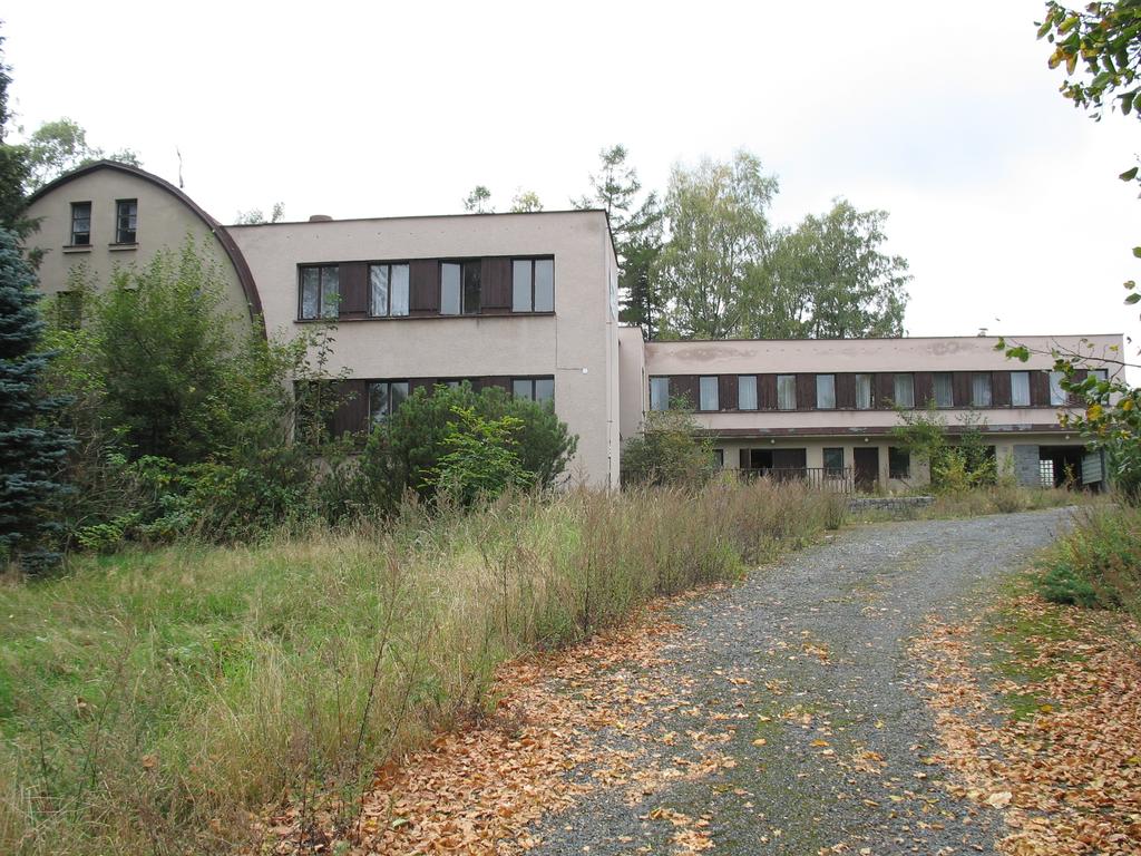Vyhláška o konání veřejné dražby dobrovolné dle zák. č. 26/2000 Sb. 1. Dražebník: Korafin, s.r.o., se sídlem Hradec Králové, Pražské Předměstí, Na Rybárně 1426/19, IČ 27516661, zapsána v OR u KS v Hradci Králové odd.