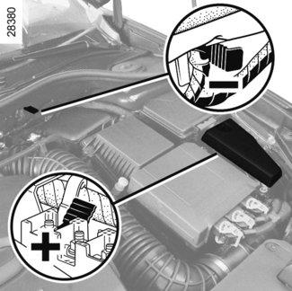 AKUMULÁTOR: odstranění poruchy (2/2) 1 2 A 3 5 B 4 9 7 6 8 Akumulátor v zadním zavazadlovém prostoru (motory V6) Použijte svorky v motorovém prostoru.