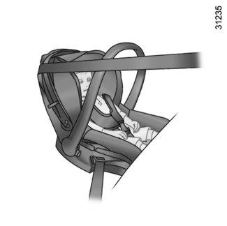 Dětské sedačky po směru jízdy Hlava a břicho dětí jsou části, které je třeba chránit přednostně. Dětská sedačka instalovaná po směru jízdy a řádně připevněná k vozidlu snižuje riziko nárazů do hlavy.