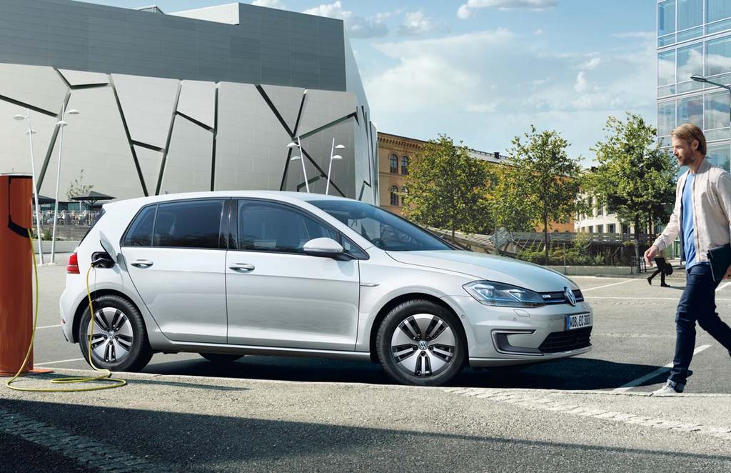 SO 03 04 05 01 Dává pozor na Vás i na všechny ostatní: Systém sledování odstupu Front Assist včetně funkce nouzového brzdění City s rozpoznáváním chodců pomáhá v případě hrozící