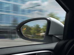 Systém identifikuje osoby i ostatní automobily v jízdní dráze a včas před nimi varuje řidiče.¹) V případě, že řidič adekvátně nereaguje, systém začne automobil automaticky brzdit.