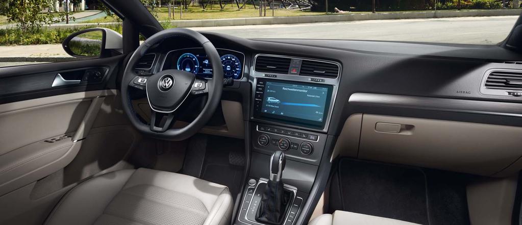 Interiér Interiér nového vozu e-golf zapůsobí svým nezaměnitelným designem s akcenty, které jsou specifické pro elektromobil, jako např. modré ozdobné švy na volantu a hlavici řadicí páky.