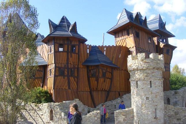 nad Jizerou, kde jsme navštívili interaktivní Regionální muzeum na benátském zámku, prošli jsme si zámecký park a odpoledne Mirakulum v Milovicích u Lysé nad Labem, kde nejen děti vyzkoušely všechny
