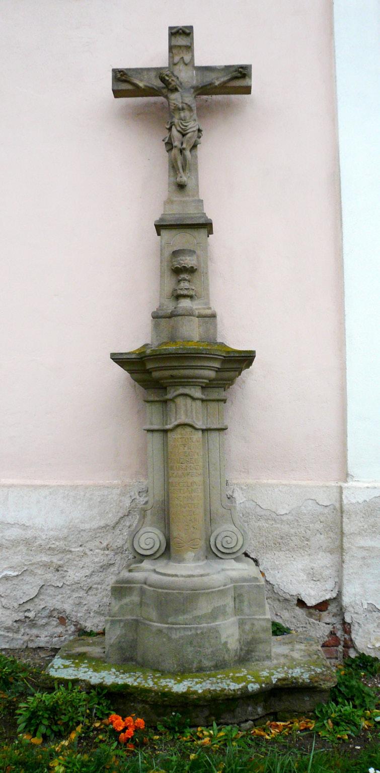 Kříže v Nové Vsi a okolí Z roku 1837 před kostelem sv. Mikuláše v Oslavanech. V Seznamu kulturních památek (dostupný on-line) není uveden.