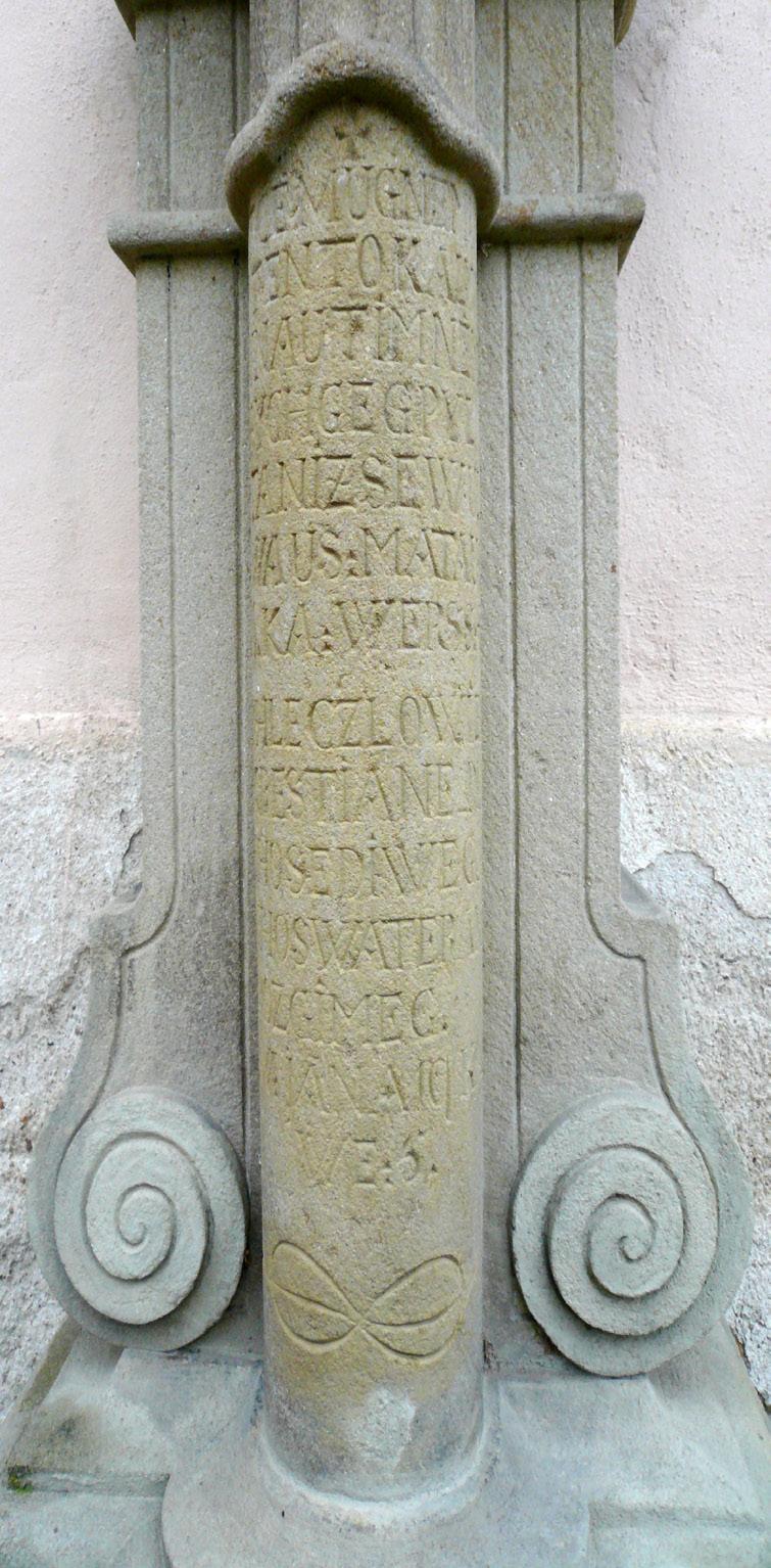 Je to druhý kříž s podpisem autora Jakob Mayer Steinmetzmeister von Neudorf. Fundátorem kříže byl Lorenc Hanák, kovář v Nové Vsi.