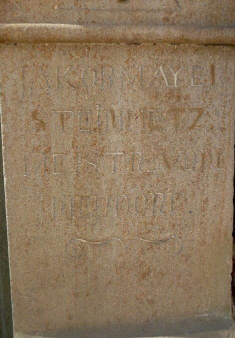 Nápis z levé strany: ANNO 1837 TENTO KŔIŹ GEST K WGEĆI CTI A SLAWGE BOŹI OD LORENTCA HANAKA MEISTRA KOWAŔSKEHO A LYDMYLE MANŹELKY GEHO W NOWE WSY WGENOWAN A ZALOŽEN