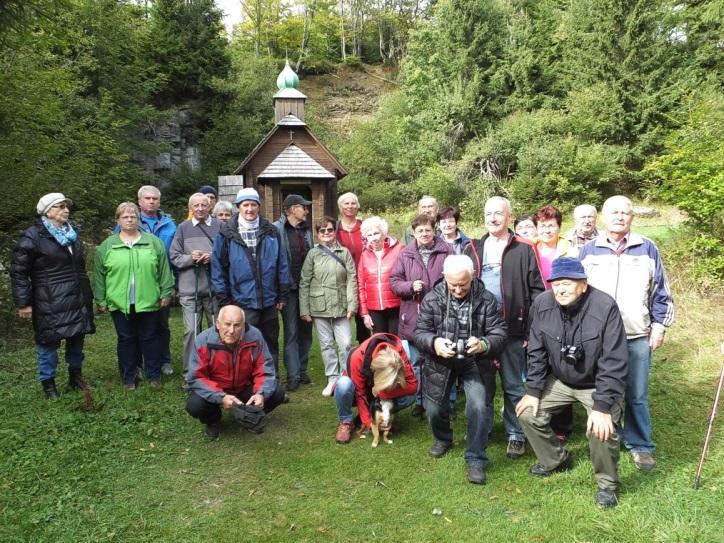 Postavou malá, ale výkonem ohromující harmonikářka, nás dokázala celé 2 hodiny udržet v náladě a mnozí z nás si zase po delší době zazpívali lidovky, které znali.