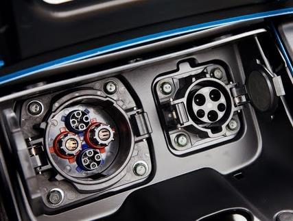 stejnosměrným proudem. K rychlému DC nabíjení se využívá kabel CHAdeMO, který je definován standardem G-105 Japonského automobilového výzkumného institutu.