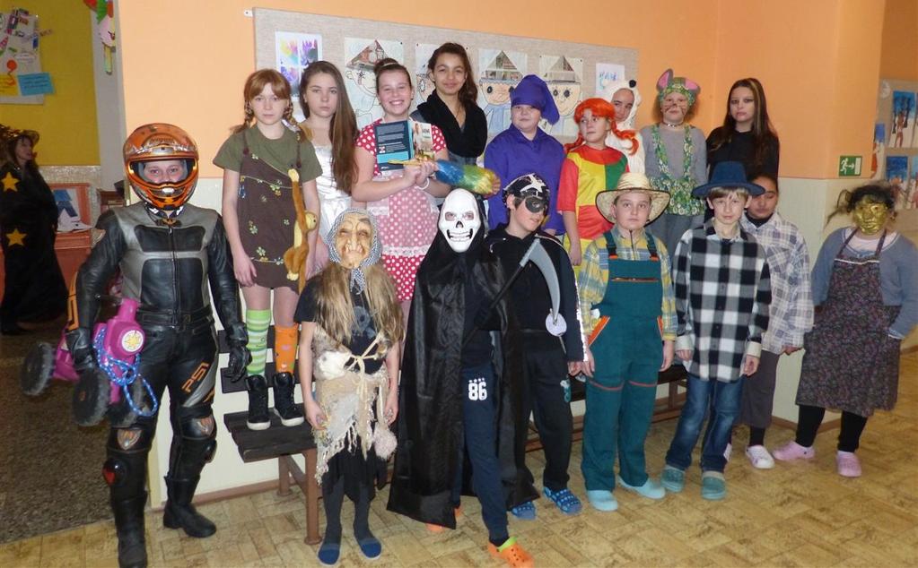 Masopust ve škole Dne 17. února proběhl na naší škole masopustní rej. Děti i paní učitelky na 1. stupni se převlékly do barevných, veselých kostýmů a vyrazily na promenádu základní školou.