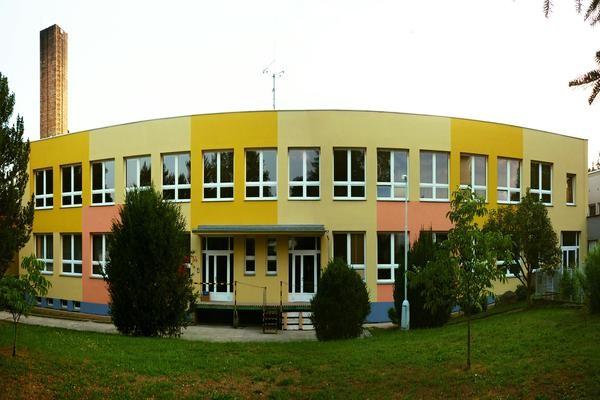 Provozní zaměstnanci 24 Beranovská Milena - uklízečka 25 Břečková Jolana - uklízečka 26 Dudková Jaroslava - uklízečka 27 Neradová Zdeňka - uklízečka 28 Urban Jiří - školník, topič 29 Urbanová Věra -