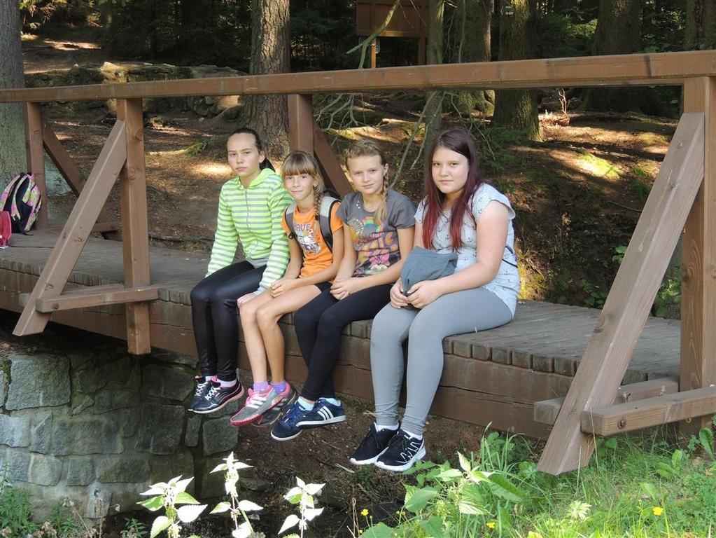 Září 2016 Projekt 6. ročníku Po stopách J. J. Grasela Za krásného slunného počasí se letošní šesťáci vydali ve čtvrtek 8. září 2016 pod vedením třídní učitelky Mgr. Jitky Pavlů, Ing.
