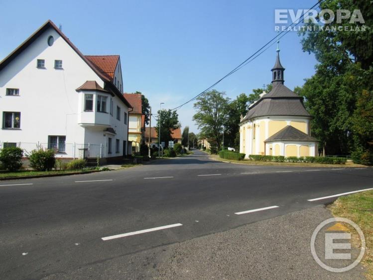 Kaple svatého Floriána pochází z roku 1767, je pozdně barokní. Na kopci nad Radouní se nachází zachovaný židovský hřbitov z roku 1789. Zde se prodává rodinný dům určený k rekreačnímu účelu.