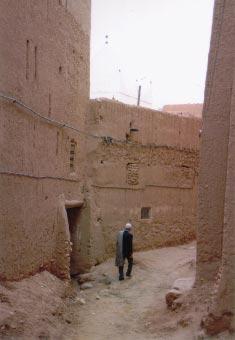 vrstvami malty * 30 - Maroko - konstrukce z dusané hlíny * 31 -