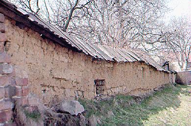 Uherské Hradištì) - spolehlivou ochranu tradièní hlinìné stavby zajiš