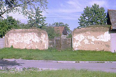 Vyškov) - obvodové zdi stodoly z válkù s korunou stabilizovanou