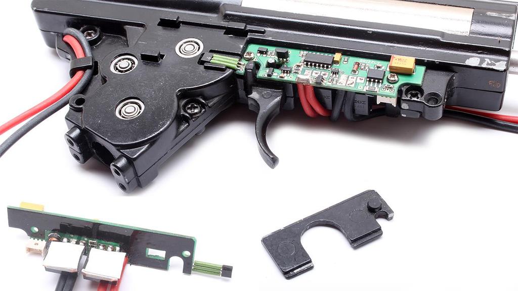 Pokud deska nepasuje, uzpůsobte mechabox. Desku nikdy nepilujte! Po umístění je třeba důkladně zkontrolovat, zda se někde nedotýkají vodivé kontakty desky stěny mechaboxu!
