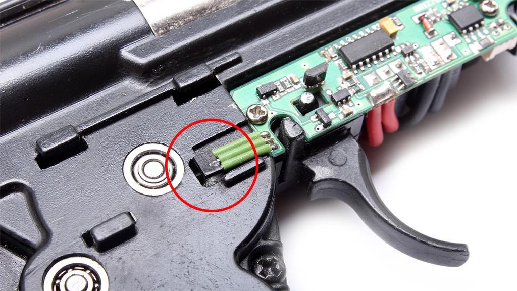 Kontrola přerušovače střelby Po správném připevnění spínací jednotky zkontrolujte, že vložený magnet v pístovém kole, je magnet přímo nad sondou.