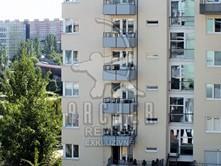 Kolaudace domu z železobetonového skeletu proběhla v roce 1999. Velmi dobrá dopravní dostupnost - stanice metra "Hůrka" 2 min.