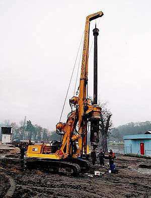 Návrh hlavních stavebních strojů a mechanismů Kapitola A.4 VRTNÁ SOUPRAVA BAUER BG7 Váha stroje: 27 000kg Výška soupravy: 11,8-13m Šířka soupravy: 3m Délka soupravy: 5,95m Max.