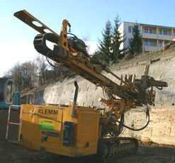 pilotové stěny a základových pilot Ø 900 mm. Požadovaná hloubka vrtu je 9 m a 12 m, tento požadavek vrtná souprava splňuje s velkou rezervou. Obr.