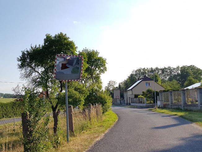 úpravě celého místa, což je finančně náročné a pozemky nejsou města (vlastníkem je Středočeský kraj). Stávající problém řeší projektová dokumentace zkapacitnění silnice I/7.