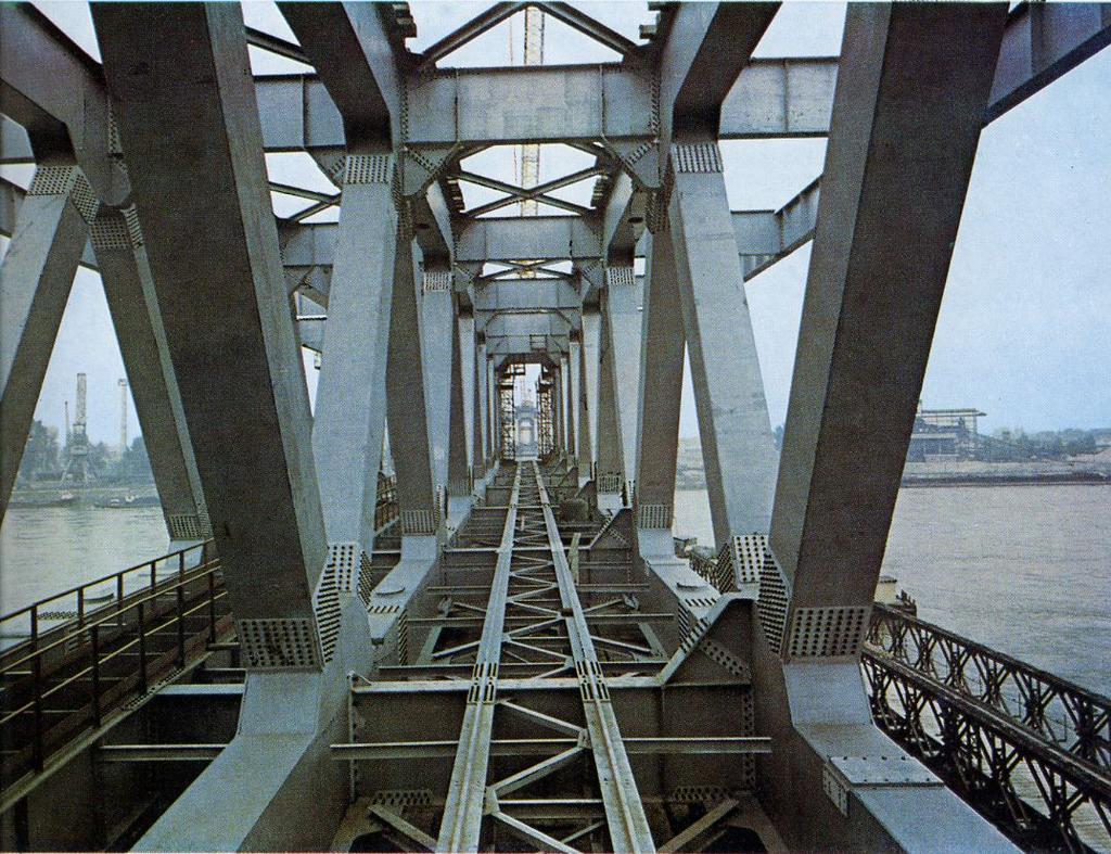 Dánčně - žeeznční most, Brtsv Podéné nosníy (Podéníy) Hvní podéné nosníy Příčné
