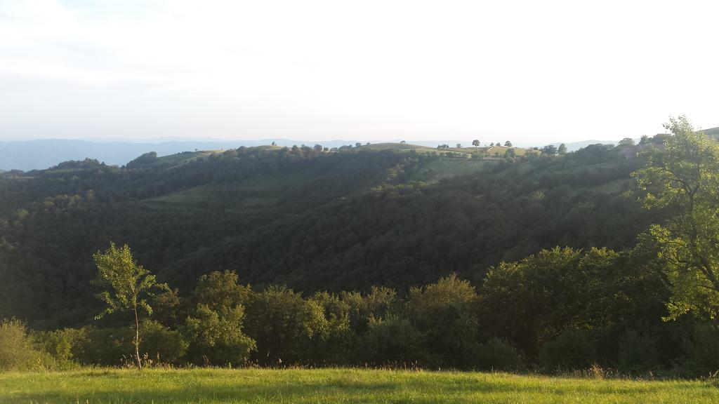Ve vesnici se nachází římskokatolický kostel, který byl postaven v roce 1922, a také jeden obchůdek a hospoda.