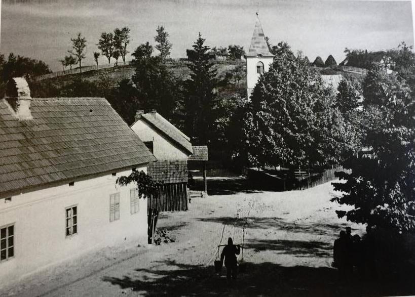 Obrázek 3: Pohled na kostel v Rovensku v roce 1963 Zdroj: Czech villages in Romanian Banat: landscape,