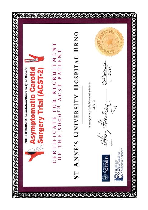 Robertem Vlachovským obdrželi od koordinátorů studie na zářijové výroční konferenci European Society for Vascular Surgery v portugalském Porto za svůj úspěch symbolickou lahev šampaňského.