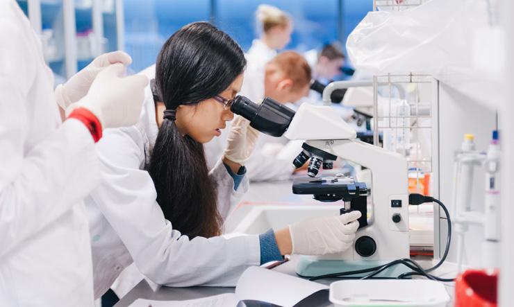 medicína, věda a výzkum Projekt Věda do škol zapojil přes 30 studentů do výzkumných týmů Ke konci září byl úspěšně ukončen projekt Věda do škol a školáci do vědy: Systematická příprava k excelenci ve