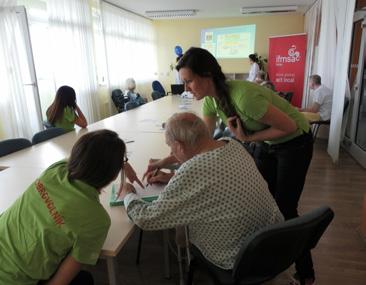 Například procházkami, povídáním, hraním společenských a deskových her nebo předčítáním z knih, které se podařilo, stejně jako další pomůcky pro práci dobrovolníků, získat díky sbírce,