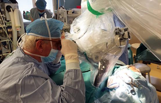 medicína, věda a výzkum ní televize. Pokud se jí navíc bude zdát, že některé zvuky neslyší zcela přesně, může navštívit specialistu, jenž implantát nově seřídí.